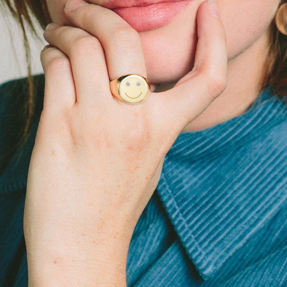 Gold Smiley Face Signet Ring - Picture 5 of 7